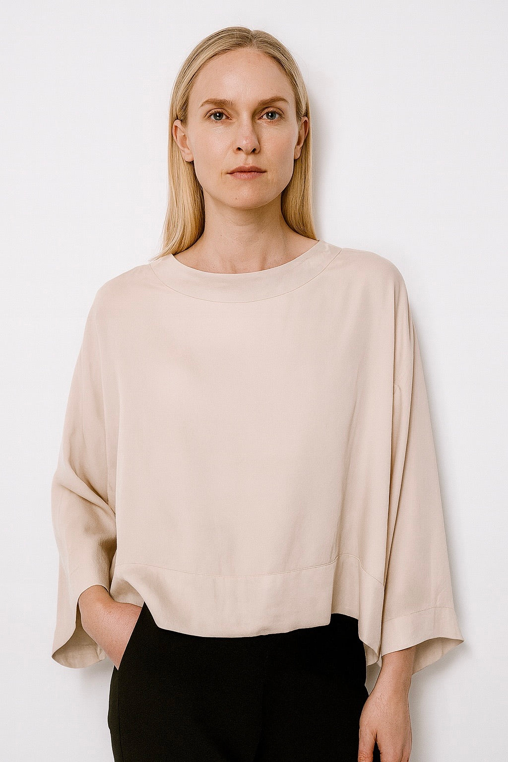 Blusa a maniche larghe e scollo a barca