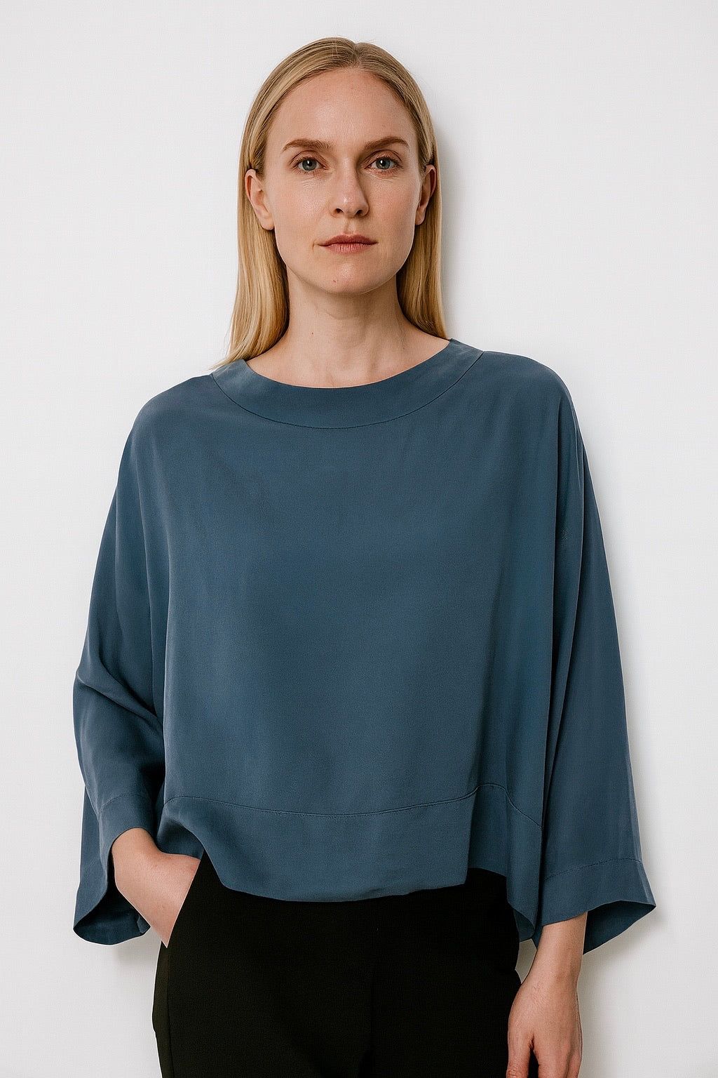 Blusa a maniche larghe e scollo a barca